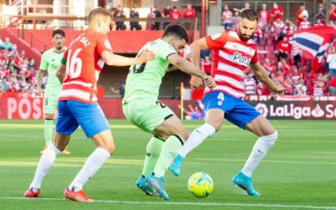 Asier Villalibre pugna por un balón en un lance del juego.
