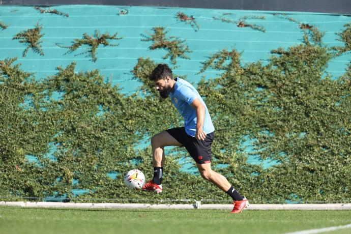 Asier Villalibre se ejercita en las instalaciones de Lezama.