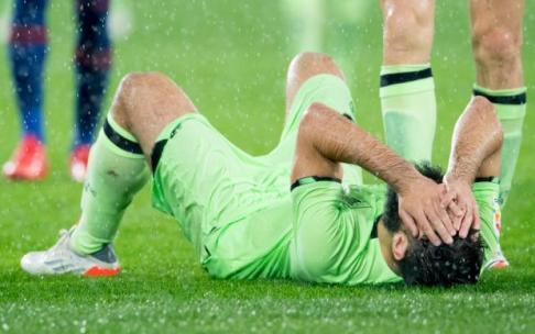 Asier Villalibre se lamenta de la nueva lesión que sufrió el viernes en Orriols