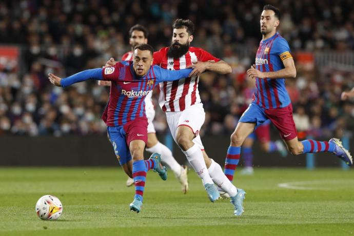 Asier Villalibre intenta superar al azulgrana Dest en el Camp Nou, en su último partido como titular