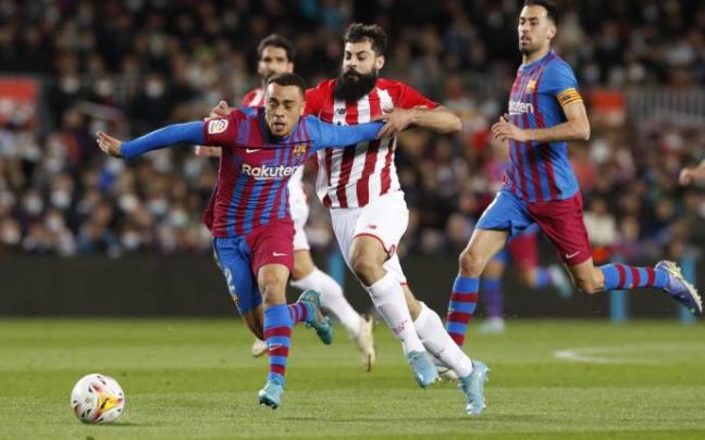 Asier Villalibre intenta superar al azulgrana Dest en el Camp Nou, en su último partido como titular