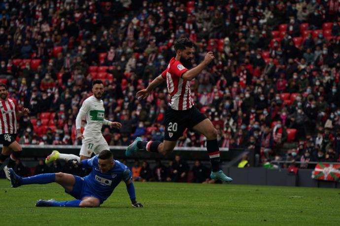 Asier Villalibre, en un lance del partido ante el Elche.