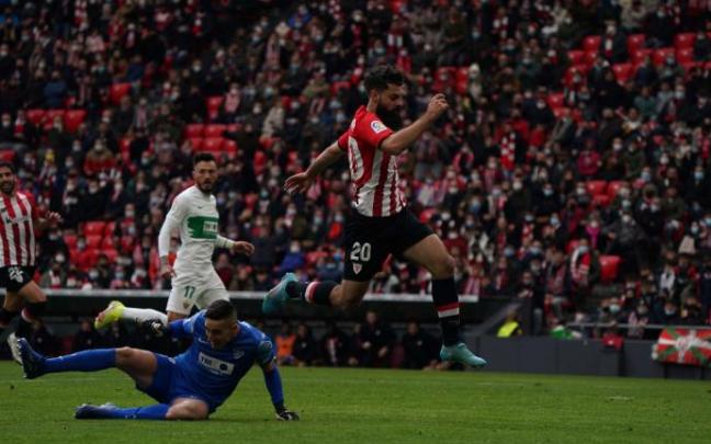 Asier Villalibre, en un lance del partido ante el Elche.