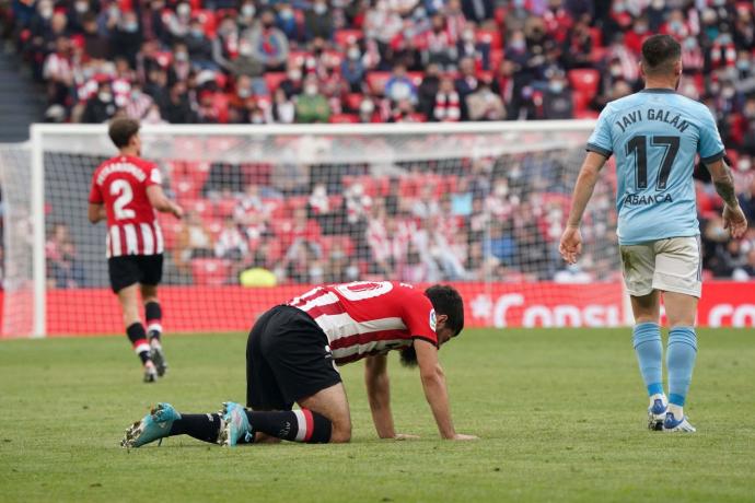 Asier Villalibre se duele en una acción del partido del domingo frente al Celta