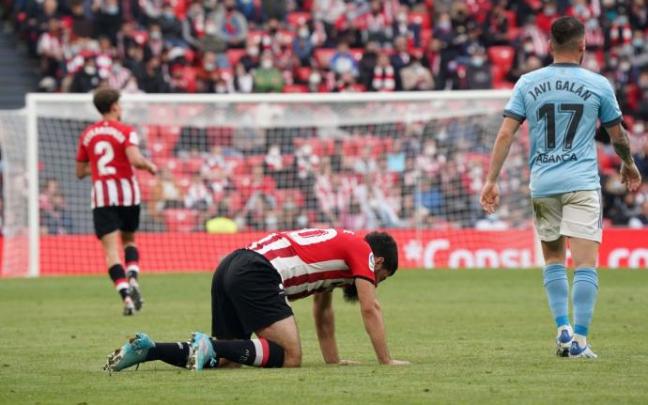 Asier Villalibre se duele en una acción del partido del domingo frente al Celta