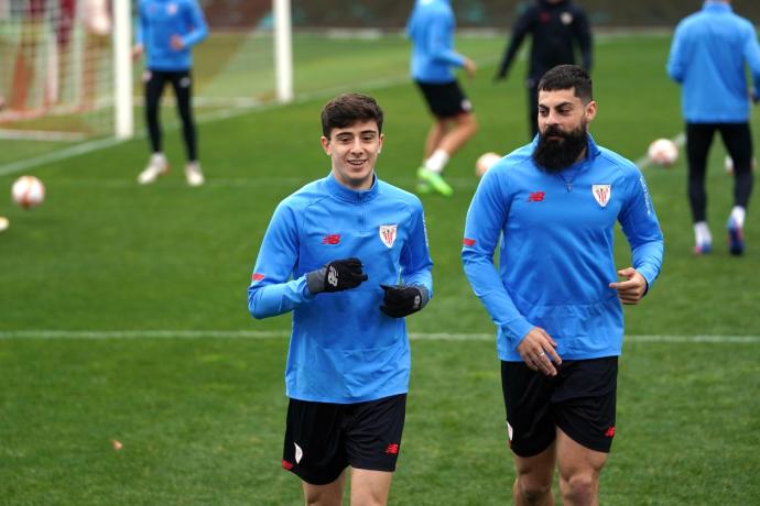 Villalibre es la principal novedad en la convocatoria de Marcelino para el Athletic-Real MAdrid de Copa. En la imagen, junto a Nico Serrano en un entrenamiento