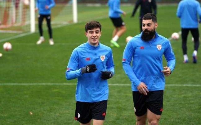 Villalibre es la principal novedad en la convocatoria de Marcelino para el Athletic-Real MAdrid de Copa. En la imagen, junto a Nico Serrano en un entrenamiento