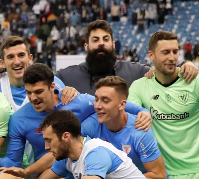 Villalibre, lesionado, celebra con sus compañeros la victoria del Athletic ante el Real Madrid en la semifinal de la Supercopa