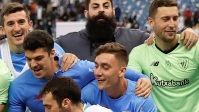 Villalibre, lesionado, celebra con sus compañeros la victoria del Athletic ante el Real Madrid en la semifinal de la Supercopa