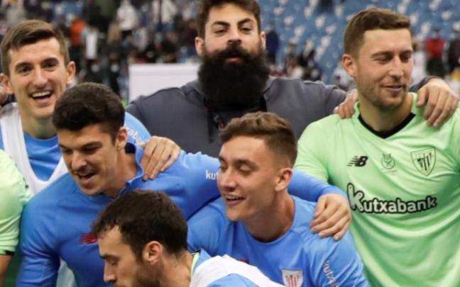 Villalibre, lesionado, celebra con sus compañeros la victoria del Athletic ante el Real Madrid en la semifinal de la Supercopa