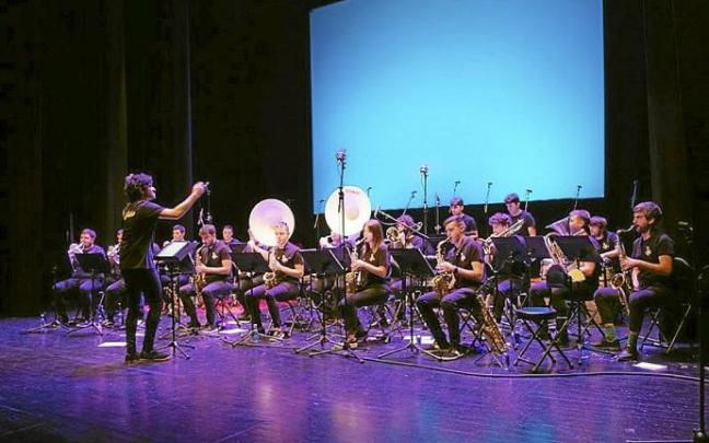 La txaranga Ustekabe durante la presentación del disco, en el Coliseo.