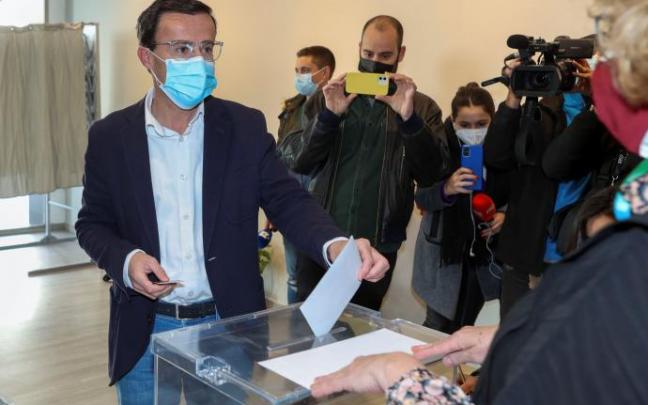 El alcalde de Villanueva, en el momento de acudir a votar. El alcalde de Villanueva, en el momento de acudir a votar.