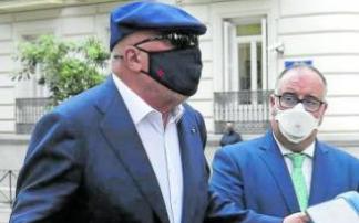 El comisario Villarejo, atendiendo ayer a los medios. Foto: Efe El comisario Villarejo, atendiendo ayer a los medios. Foto: Efe