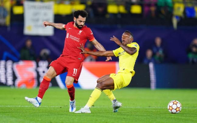 Salah pelea un balón con Pervis Estupiñán.