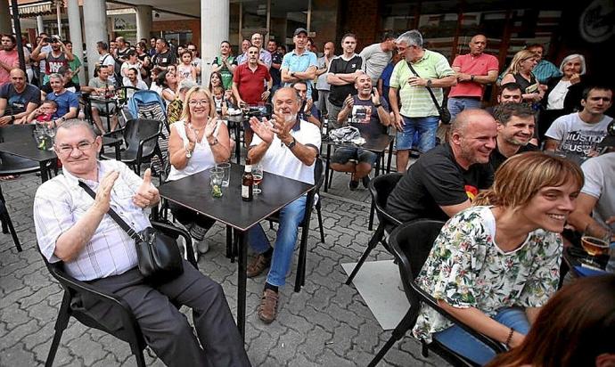 Muchos vecinos siguieron el partido desde los bares de la plaza.