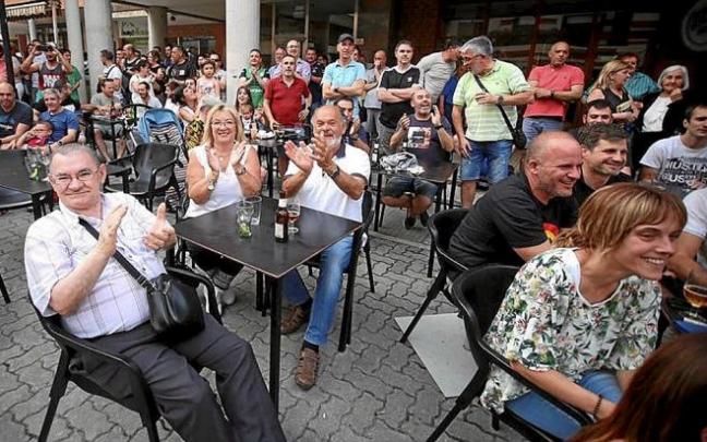 Muchos vecinos siguieron el partido desde los bares de la plaza. Muchos vecinos siguieron el partido desde los bares de la plaza.