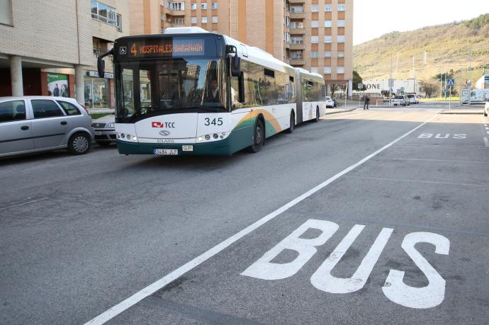 Una villavesa de la línea 4, a su paso por Villava