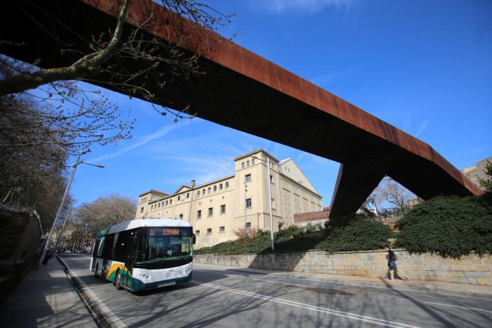 Una villavesa pasa por debajo de la estructura de la pasarela del Labrit.