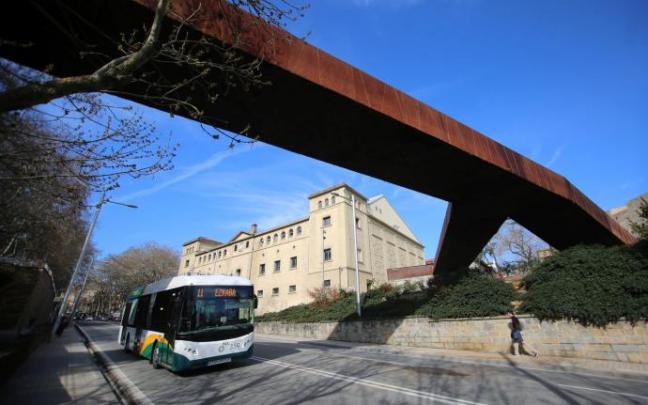 Una villavesa pasa por debajo de la estructura de la pasarela del Labrit.