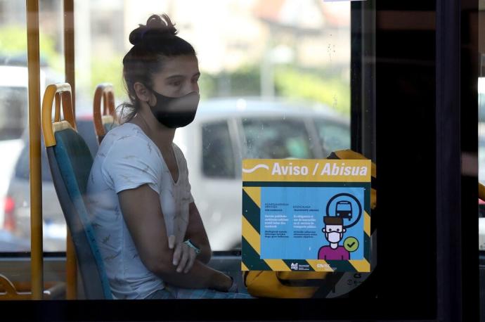 Imagen de una joven en una villavesa