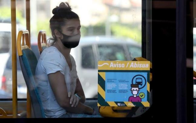 Imagen de una joven en una villavesa