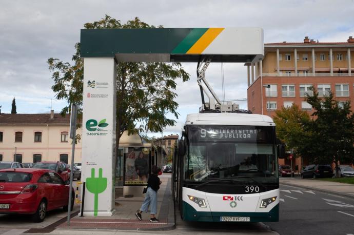 Un autobús eléctrico de la línea 9 Renfe-UPNA, que opera desde 2019, en el punto de recarga de San Jorge.