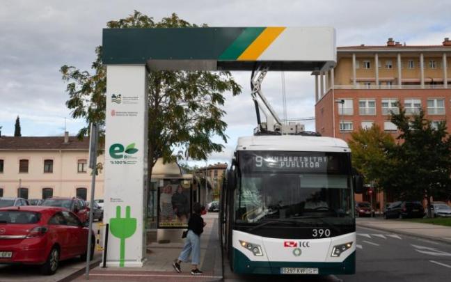 Un autobús eléctrico de la línea 9 Renfe-UPNA, que opera desde 2019, en el punto de recarga de San Jorge.