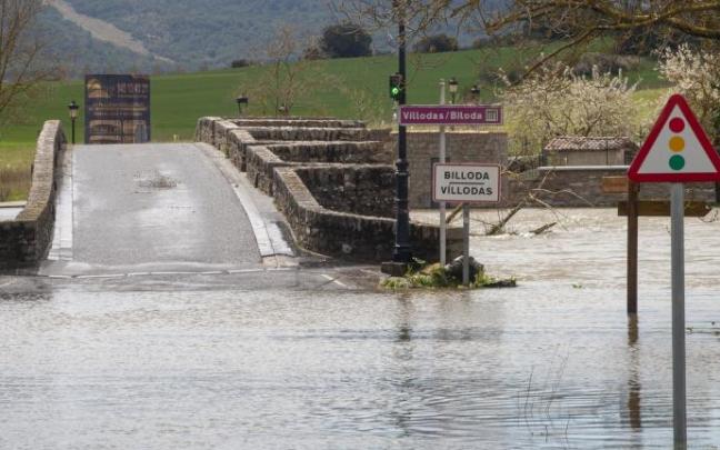 Puente de Víllodas tras una crecida.