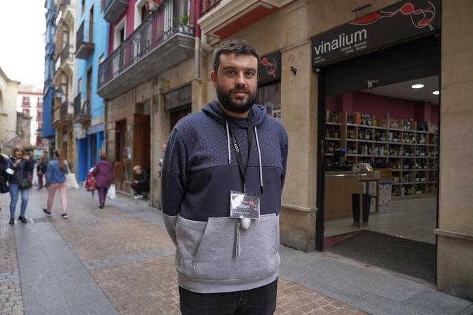 Pau, en el exterior de su tienda.