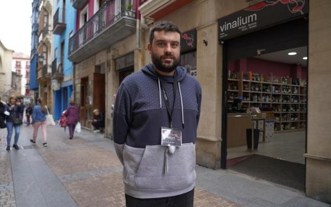 Pau, en el exterior de su tienda.