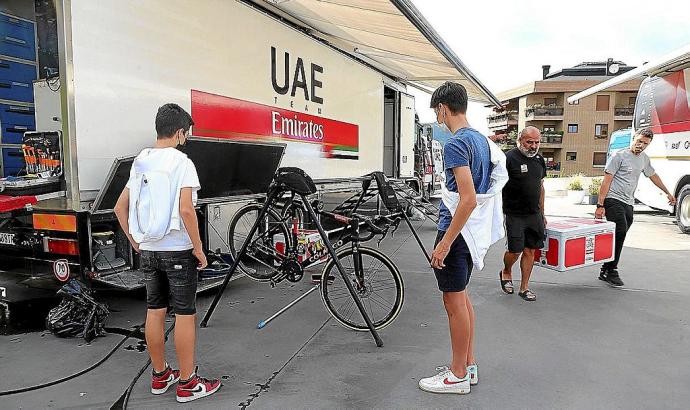 Varios aficionados se acercaron al hotel de concentración del Team Emirates. Foto: Gorka Estrada