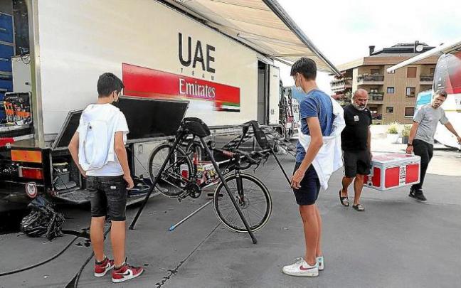 Varios aficionados se acercaron al hotel de concentración del Team Emirates. Foto: Gorka Estrada Varios aficionados se acercaron al hotel de concentración del Team Emirates. Foto: Gorka Estrada