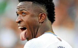 Vinicius saca la lengua en el partido del domingo ante el Barcelona.