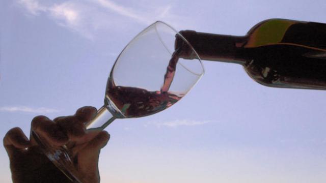 El informe de la Comisión Europea equiparaba el alcohol con el tabaco como un «factor de riesgo» para contraer cáncer