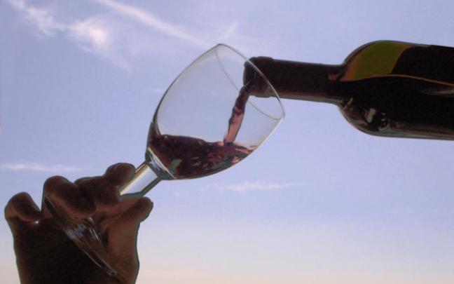 El informe de la Comisión Europea equiparaba el alcohol con el tabaco como un «factor de riesgo» para contraer cáncer