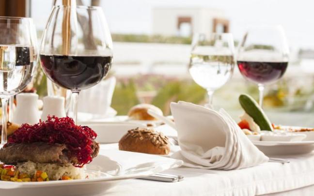 El Ministerio de Sanidad quiere eliminar el vino y la cerveza de los menús de los restaurantes.