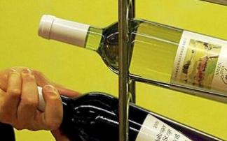 Varias botella de vino blanco en un stand. Foto: Efe