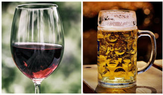 Una copa de vino tinto y una jarra de cerveza.