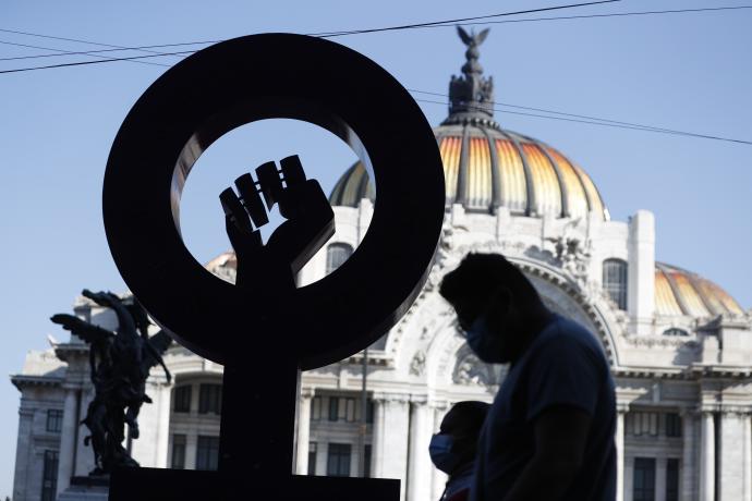 Escultura conocida como Antimonumenta, erigida para pedir justicia y rechazar la violencia de género