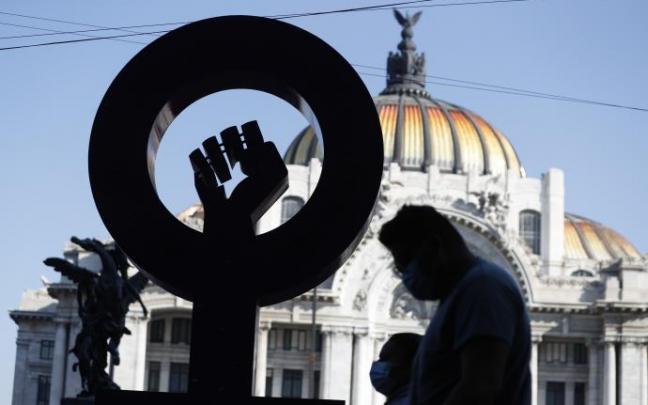 Escultura conocida como Antimonumenta, erigida para pedir justicia y rechazar la violencia de género