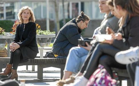 La directora de Igualdad de la UPV/EHU, Elena Leiñena, en el campus de Leioa junto a unas jóvenes que almuerzan en la plaza Mikel Laboa. Foto: Jose Mari Martínez La directora de Igualdad de la UPV/EHU, Elena Leiñena, en el campus de Leioa junto a unas jóvenes que almuerzan en la plaza Mikel Laboa. Foto: Jose Mari Martínez