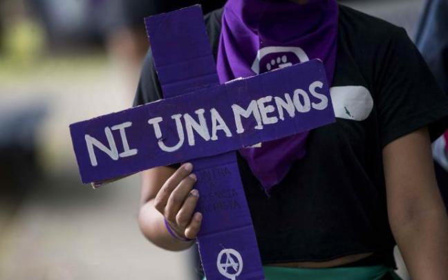 Una mujer muestra un cartel en una marcha contra la violencia machista.