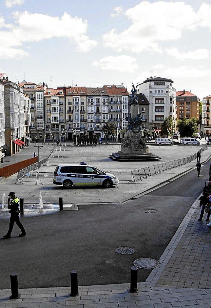 Esta imagen de la plaza de la Virgen Blanca vacía y desierta, el pasado 4 de agosto de 2020 a las 18.00 horas, volverá a producirse en menos de un mes por segundo año consecutivo y quedará de nuevo para la historia de Gasteiz. El acceso estará prohibido a