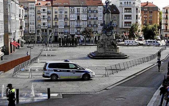 Esta imagen de la plaza de la Virgen Blanca vacía y desierta, el pasado 4 de agosto de 2020 a las 18.00 horas, volverá a producirse en menos de un mes por segundo año consecutivo y quedará de nuevo para la historia de Gasteiz. El acceso estará prohibido a