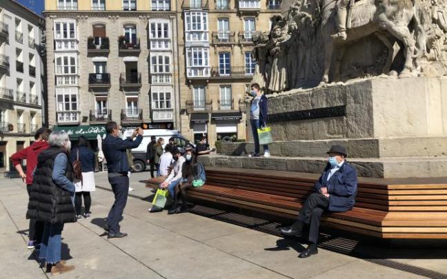 Nuevo banco en el monumento de la Batalla de Vitoria