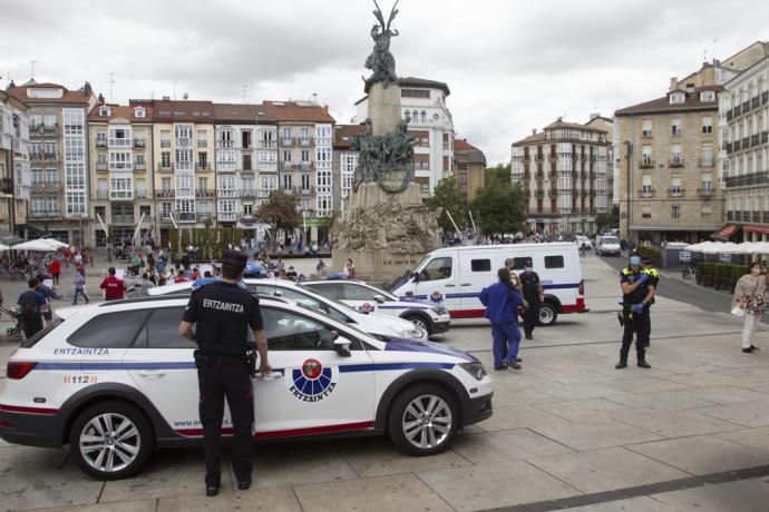 Agentes de la Ertzaintza y la Policía Local controlando la Plaza de la Virgen Blanca en 2020