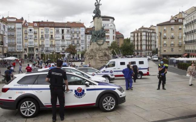 Agentes de la Ertzaintza y la Policía Local controlando la Plaza de la Virgen Blanca en 2020