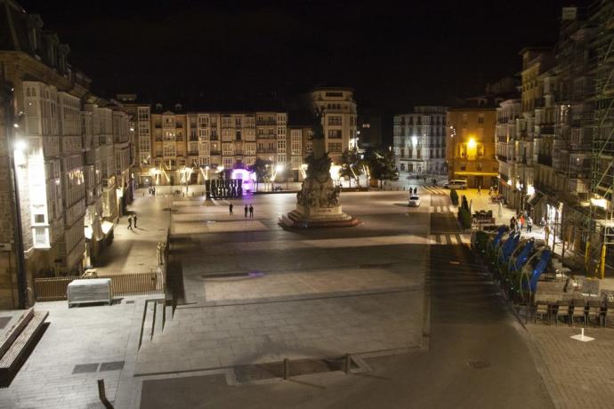 La Plaza de la Virgen Blanca, de noche