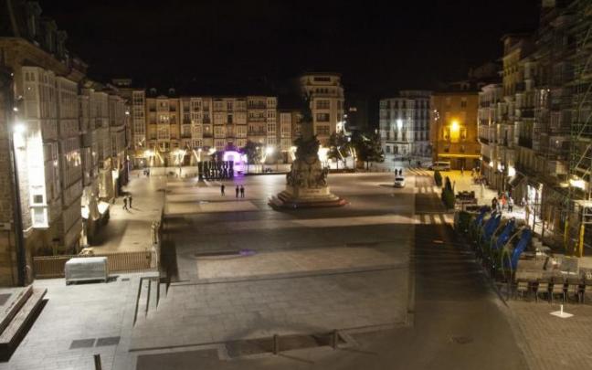 La Plaza de la Virgen Blanca, de noche