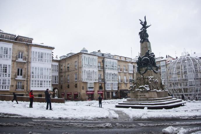 La plaza de la Virgen Blanca, cubierta de nieve.